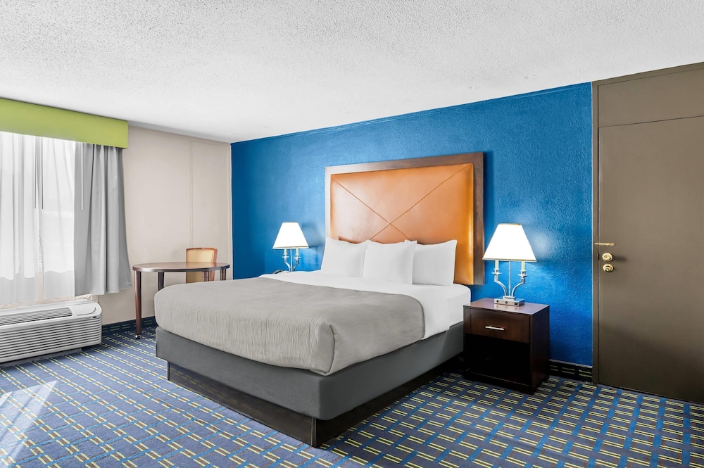 Suite, 1 King Bed, Non Smoking, Hot Tub photo 2