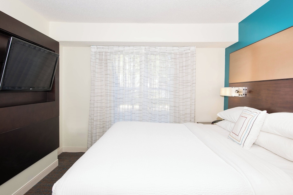Suite, 2 Bedrooms, Fireplace - Photo 4