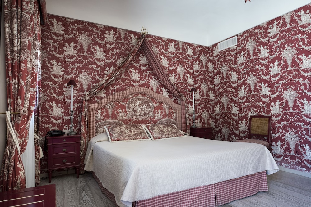 Executive, One Double Bed, With Jetted Tub (In Dependance) photo 3