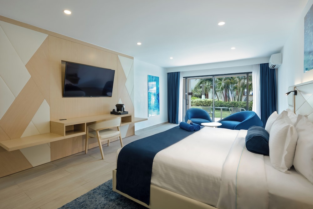 Standard Room, 1 King Bed, Garden View photo 3