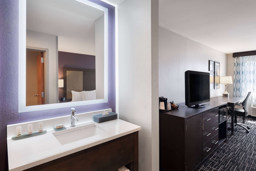 Family Suite, 1 King Bed, Non Smoking - Photo 2