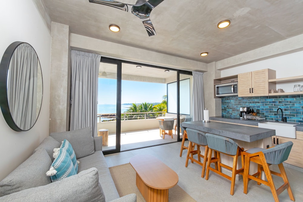 Comfort Condo, 1 Bedroom, Beach View 302