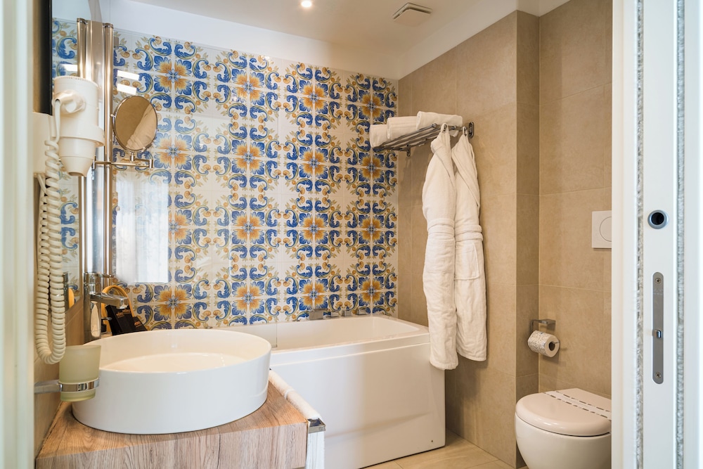 Superior Double or Twin Room with Sea View thumbnail 6