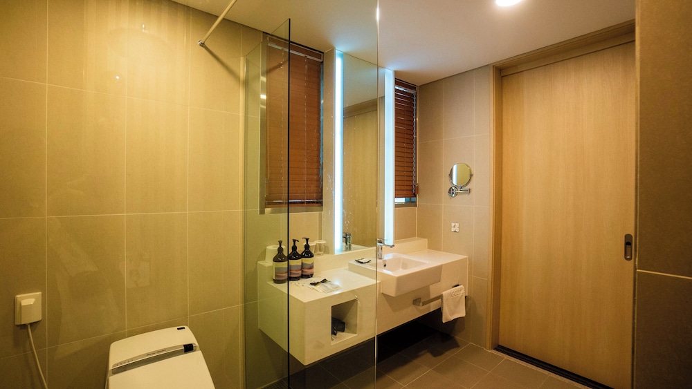 Royal Deluxe Family Room, Non-Smoking - Photo 9