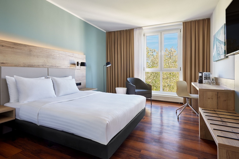 Comfort Room, 1 Queen Bed (View)