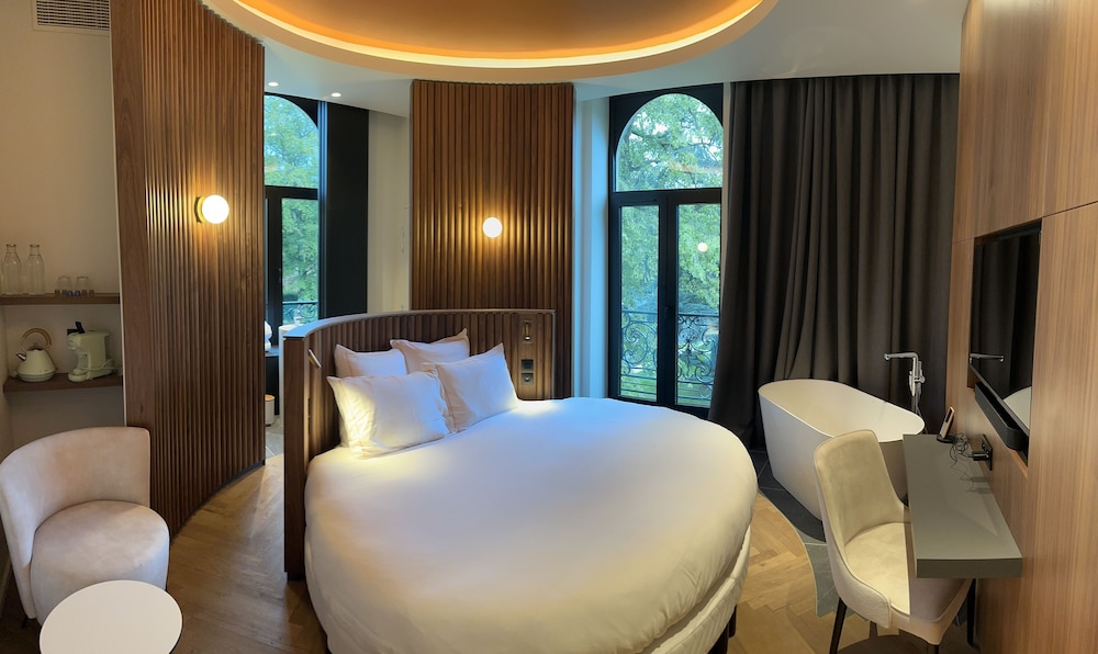 Luxury Suite