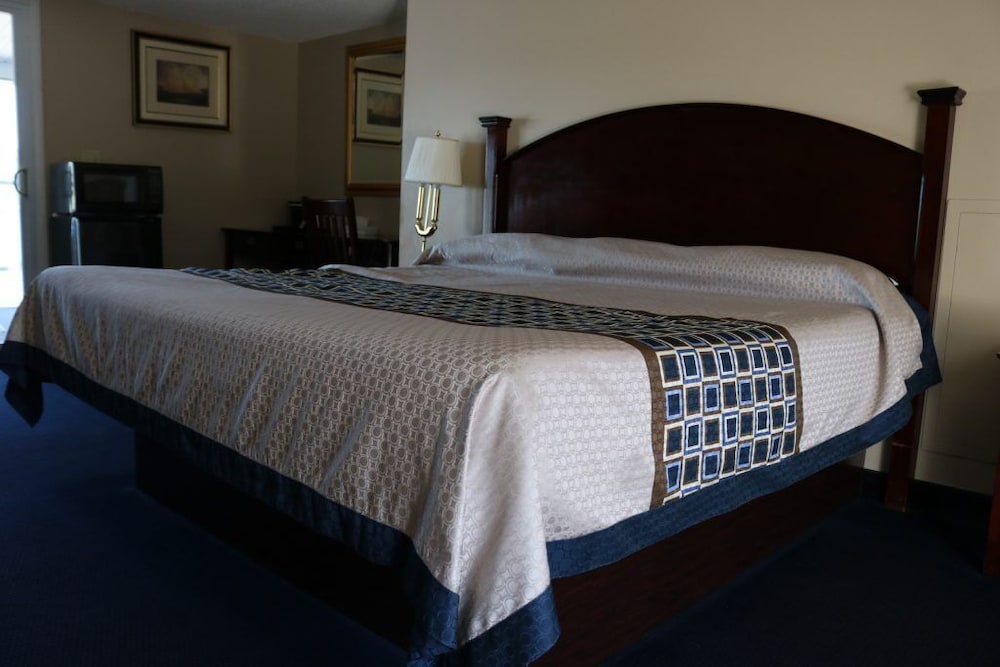 Standard Room, 1 King Bed, Terrace, Lake View photo 1