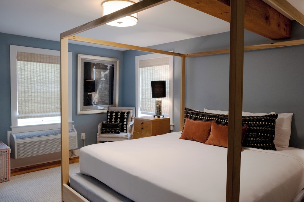 Basic Room, 1 King Bed