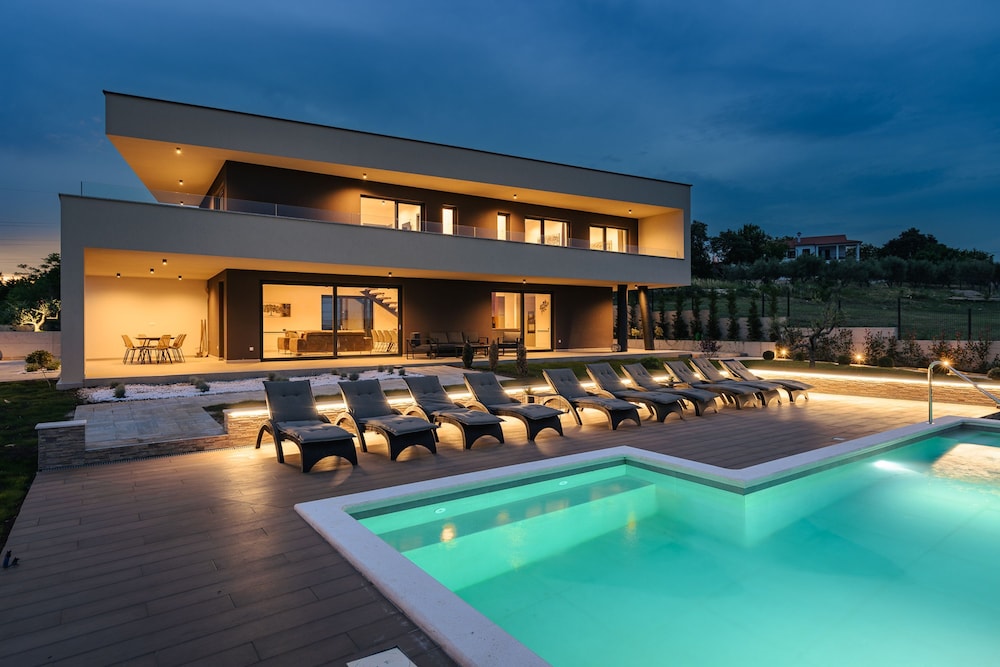 Villa, Smoking photo 1