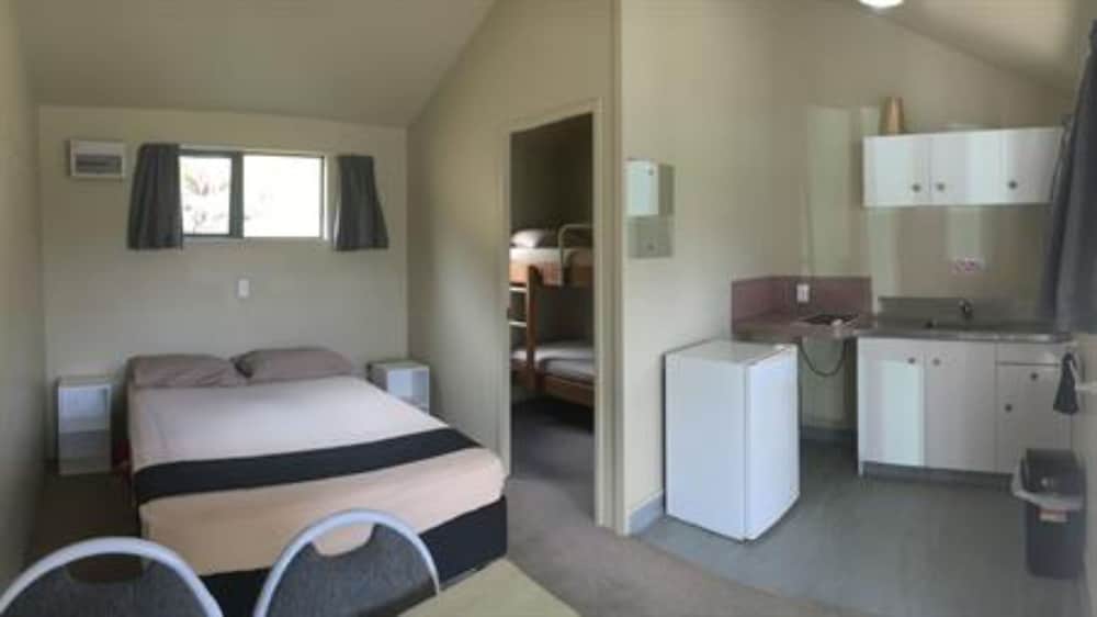 Kitchenette Cabin - Must Provide Own Blankets and Towels photo 3