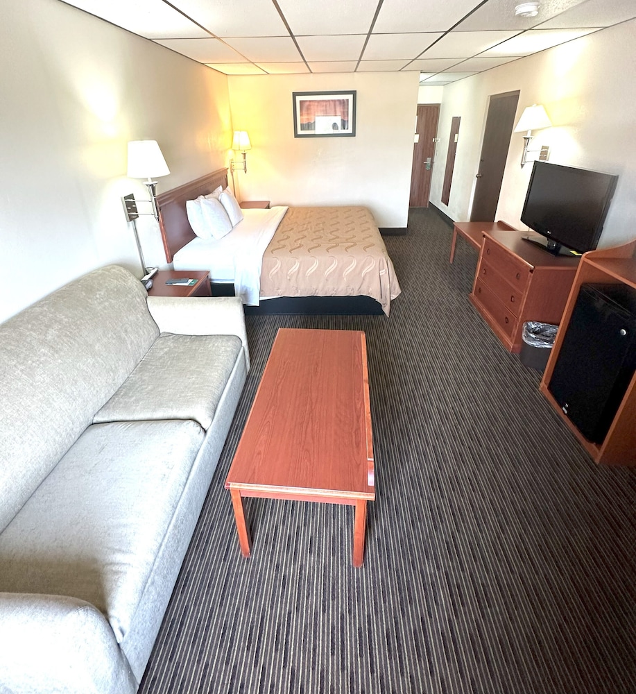 Standard Room, 1 Queen Bed, Non Smoking, Pets Allowed - Photo 4