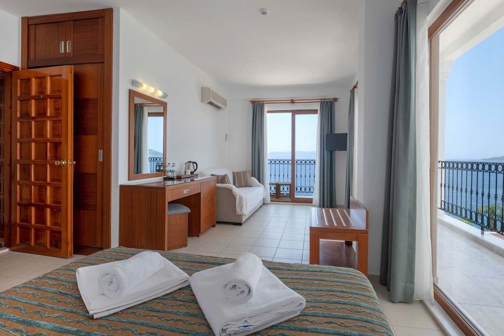Superior Room, 1 Queen Bed with Sofa bed, Balcony, Sea View photo 3
