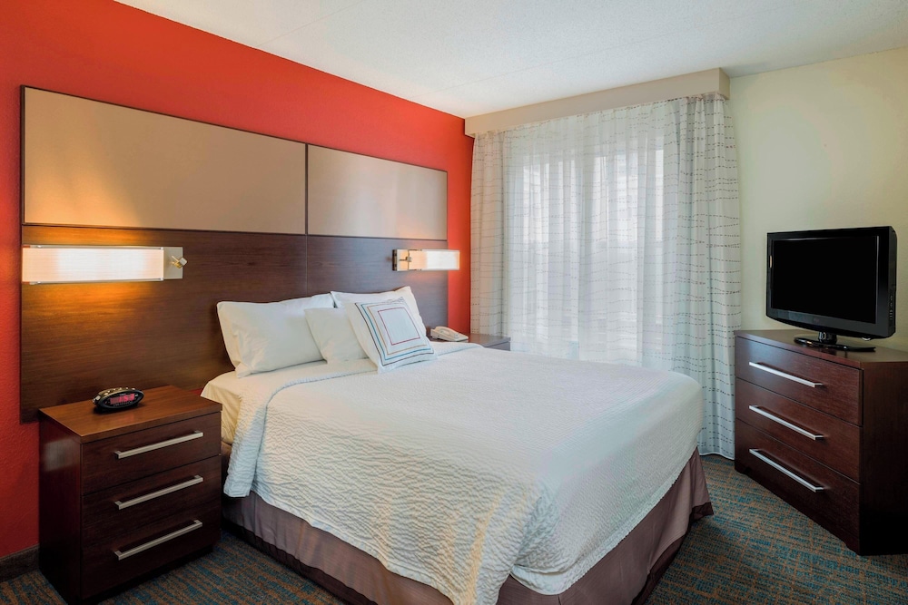 Suite, 2 Bedrooms, Fireplace (Mobility/Hearing Access, Roll-in Shwr) photo 3