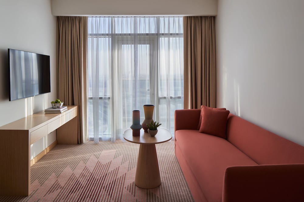 Deluxe Suite, 1 King Bed, City View photo 3