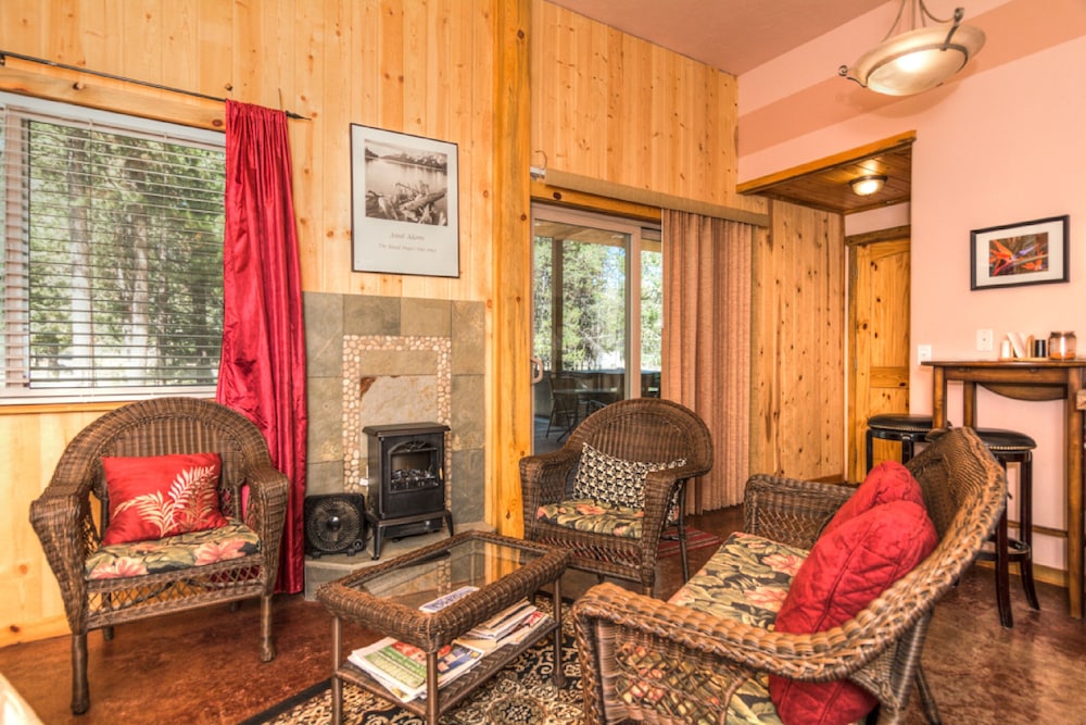 Queen Suite, 1 Bedroom, Kitchenette, Ground Floor photo 3
