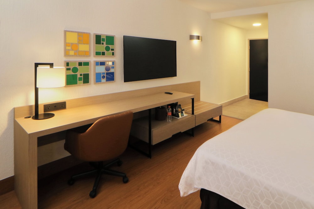 Standard Room, 1 King Bed with Sofa bed (Bath Shower Combination) photo 3
