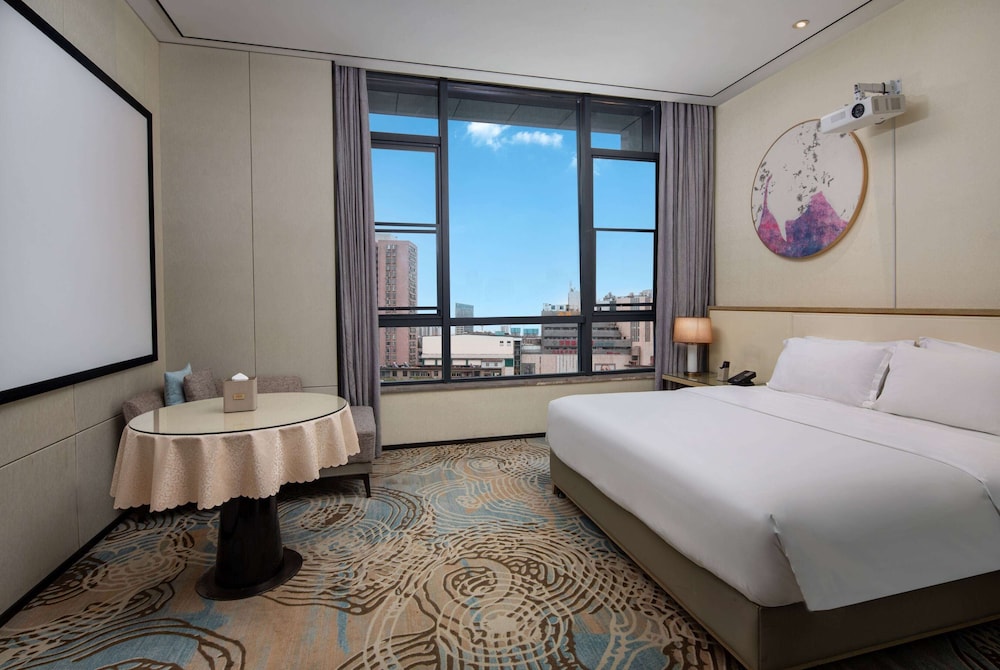 Deluxe Room, 1 King Bed, Non Smoking photo 1