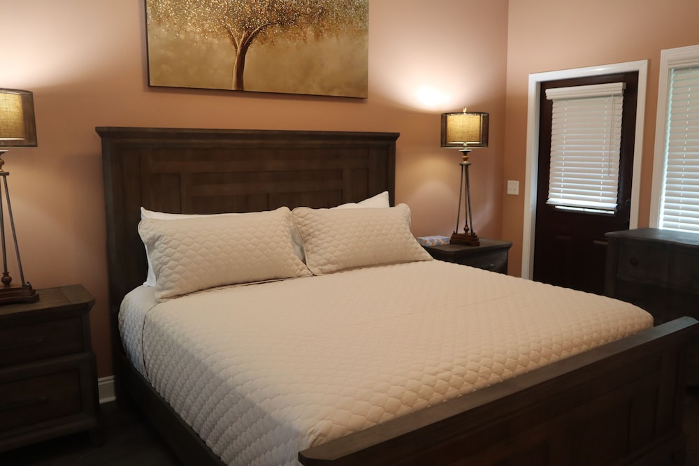 Classic Cabin, 1 King Bed photo 1