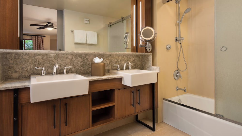Village - Preferred Room. Wheelchair accessible with tub and option for hearing accessibility. 2 que - Photo 3
