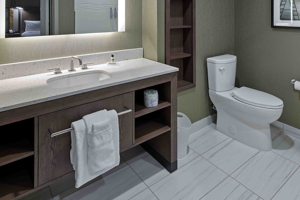 Suite, 1 Bedroom - Photo 9