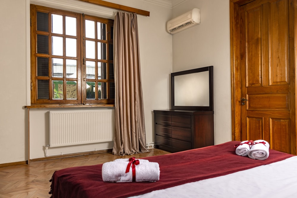 Deluxe Double Room, 1 King Bed, Bathtub, Garden View