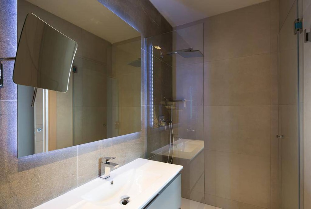 Exclusive Apartment, 3 Bedrooms, City View - Photo 3