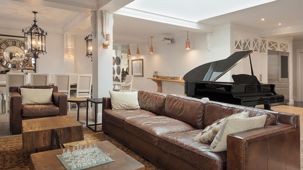 Royal Suite (Building B, No Pets allowed, No groups) - Photo 3
