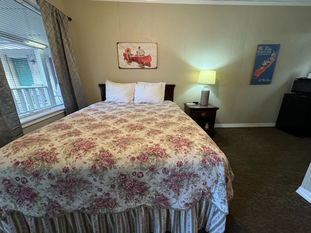 Basic Room, 1 Queen Bed, Non Smoking photo 1