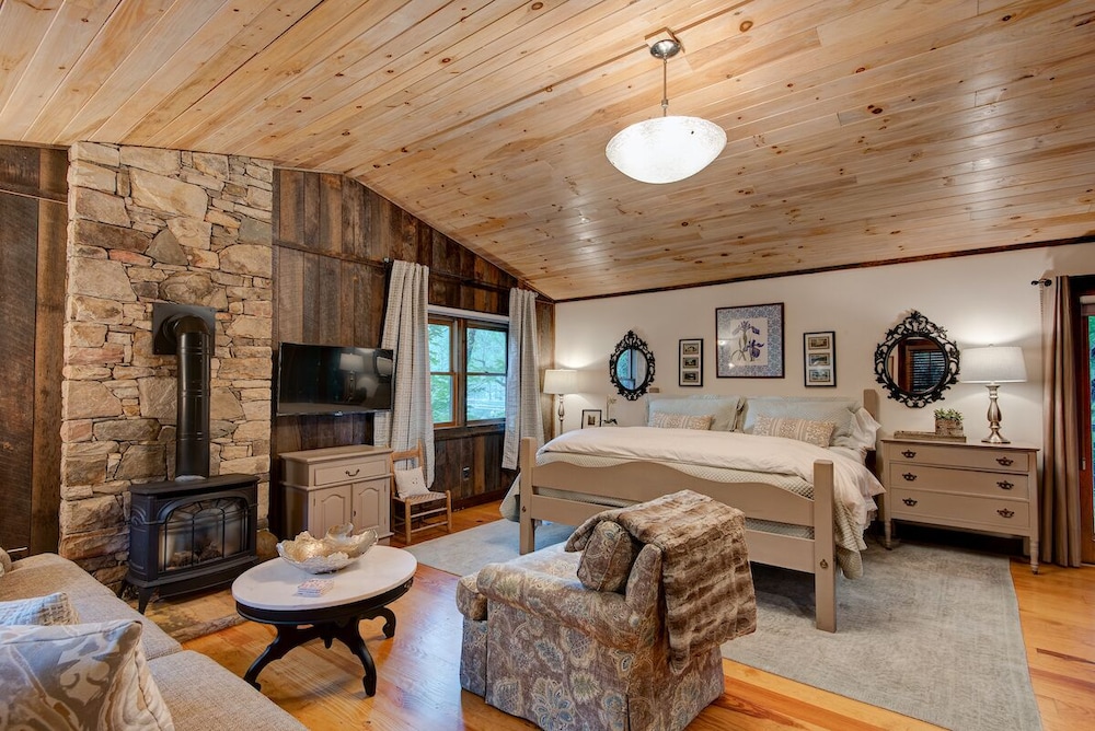 Romantic Cabin photo 2