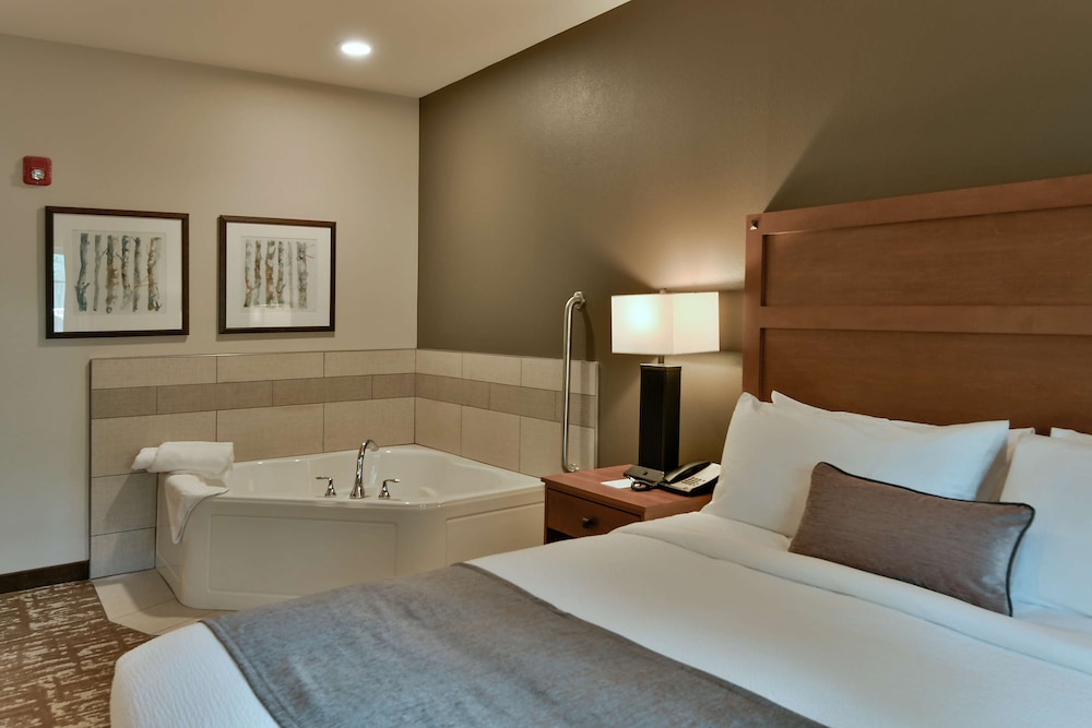 Suite, 1 King Bed, Jetted Tub (Single King Whirlpool)