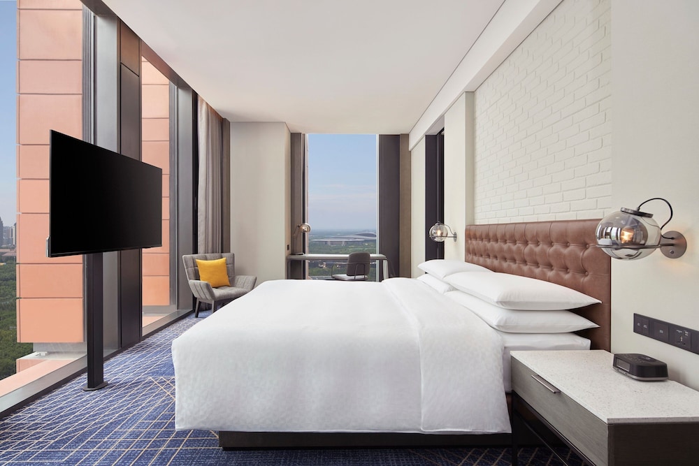Premium Room, 1 King Bed photo 3