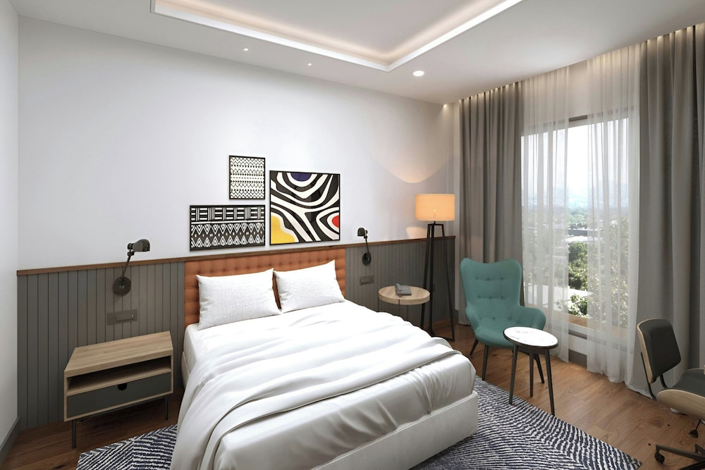 Deluxe Room, 1 King Bed, City View (Balcony) photo 2