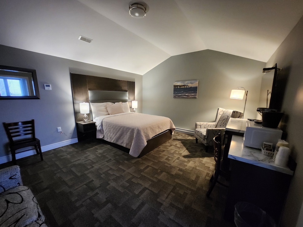 Luxury Studio Suite, 1 Queen Bed, Non Smoking, Partial Ocean View photo 1