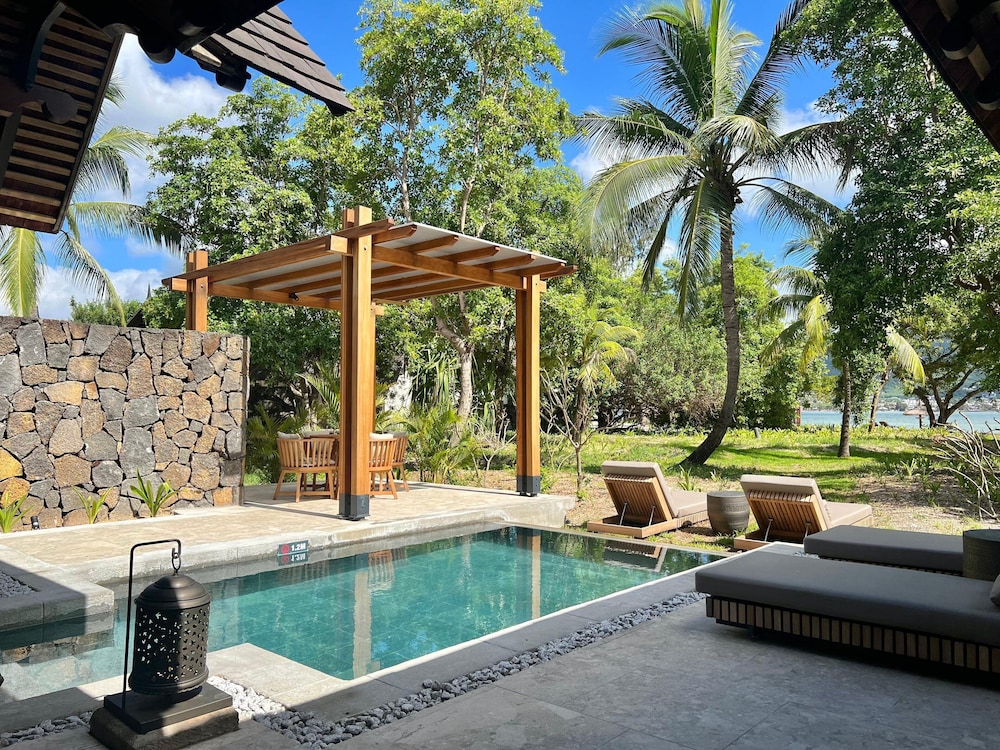 Family Beachfront Suite Pool Villa - Photo 6