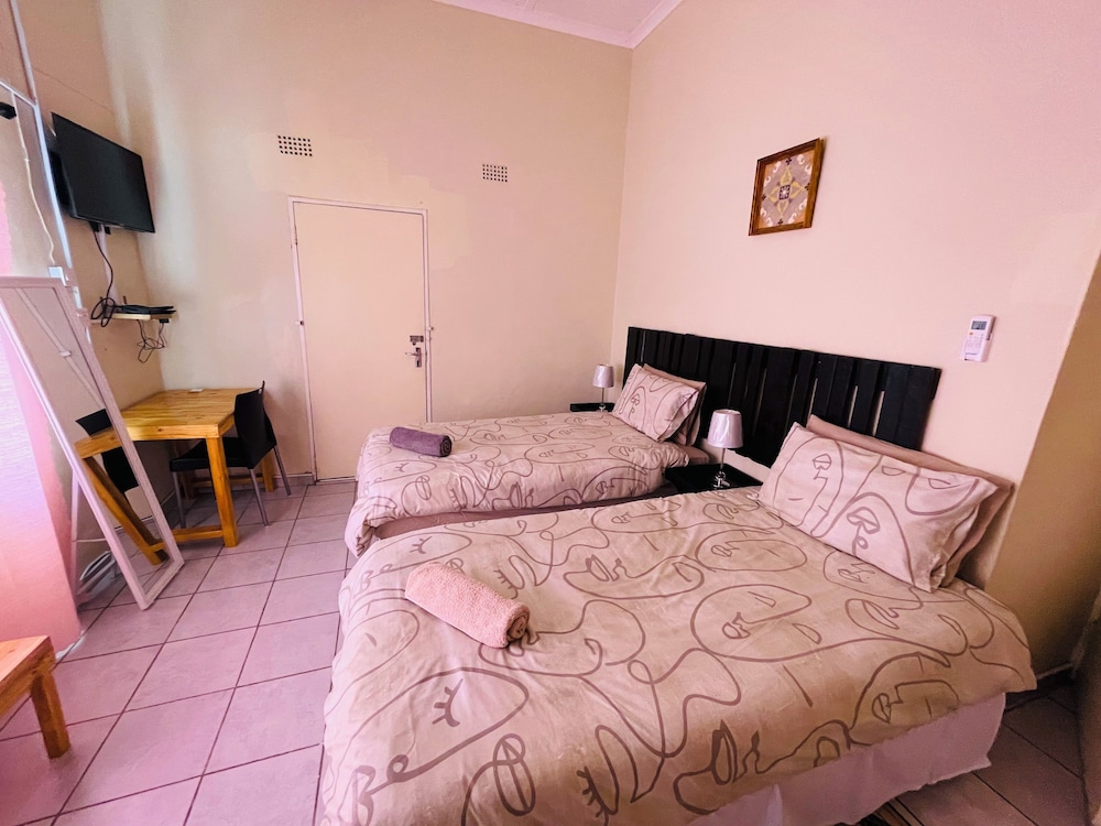 Basic Twin Room, 2 Twin Beds photo 1