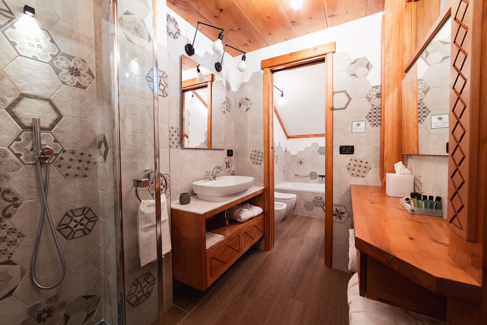 Double or Twin Room - Photo 9