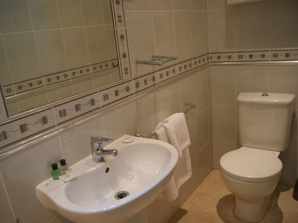 Basic Double Room, Ensuite photo 3
