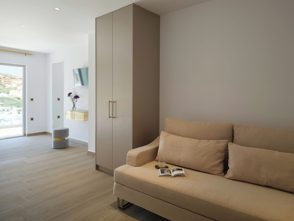 Deluxe Family Two Bedroom Suite with Sea View photo 3