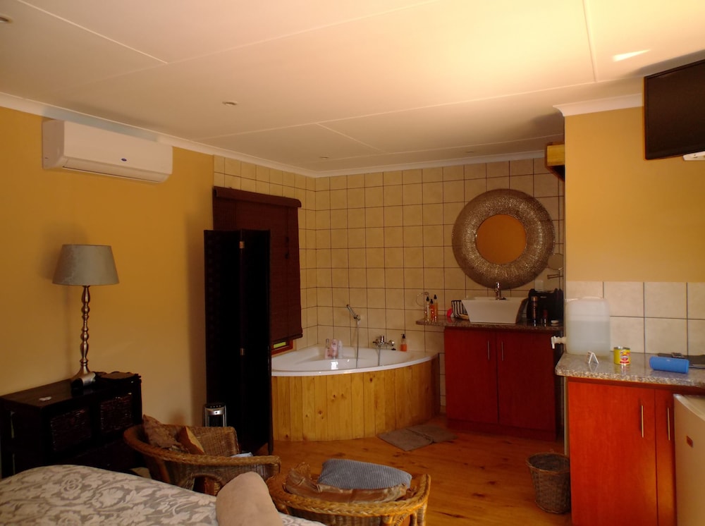Honeymoon Cottage, Lakeside