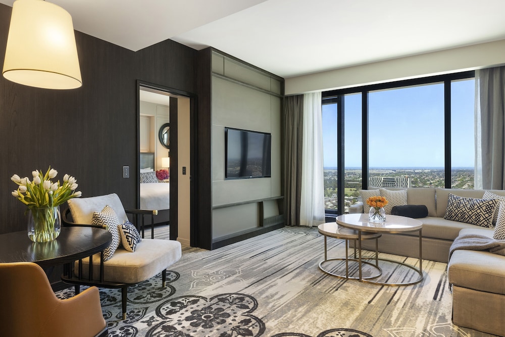 Club Suite with One King Bed and Lounge Access (Non Smoking) thumbnail 6