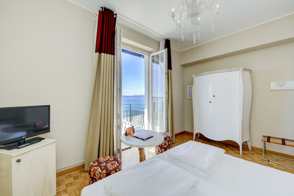 Deluxe Room, Balcony, Lake View photo 2