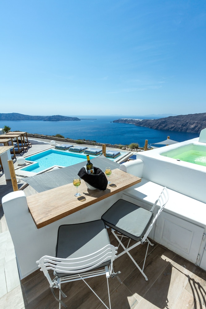 Honeymoon Suite with Plunge Pool & Caldera View - Photo 9