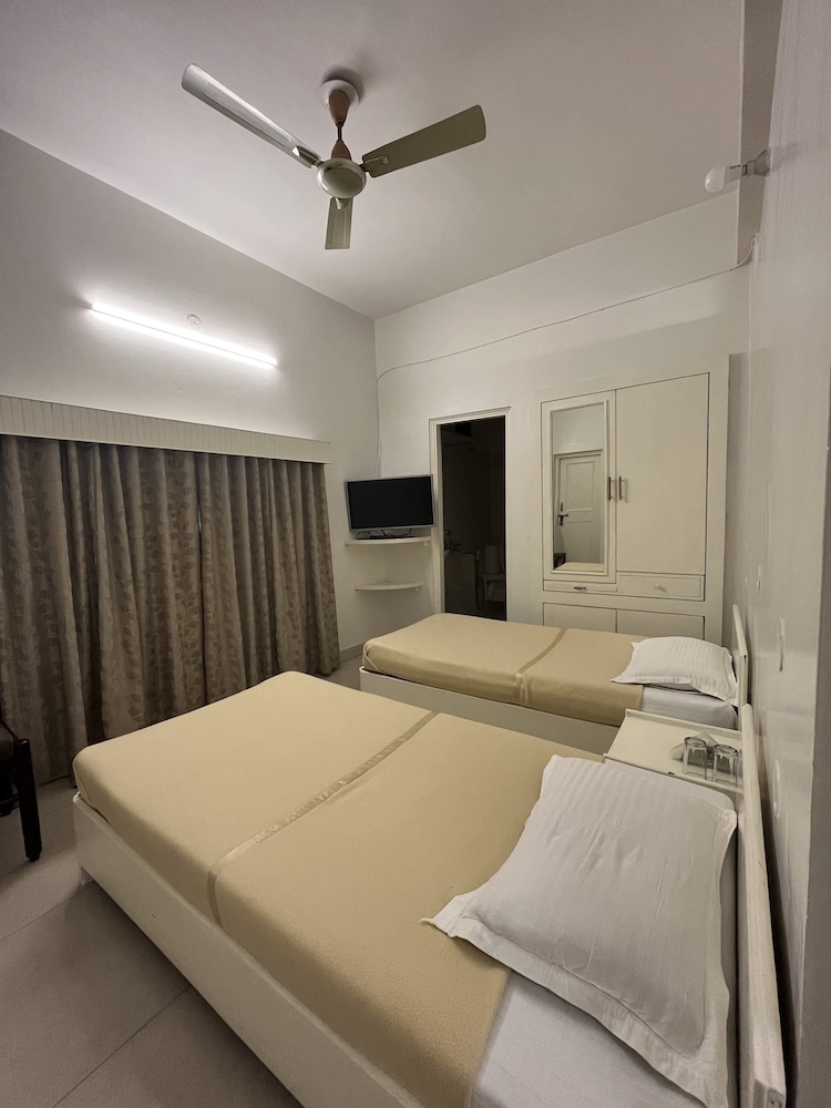 Economy Quadruple Room - Photo 3