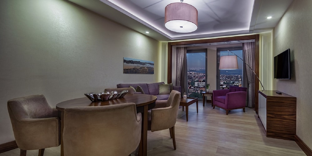Suite, 1 King Bed, Non Smoking thumbnail 6