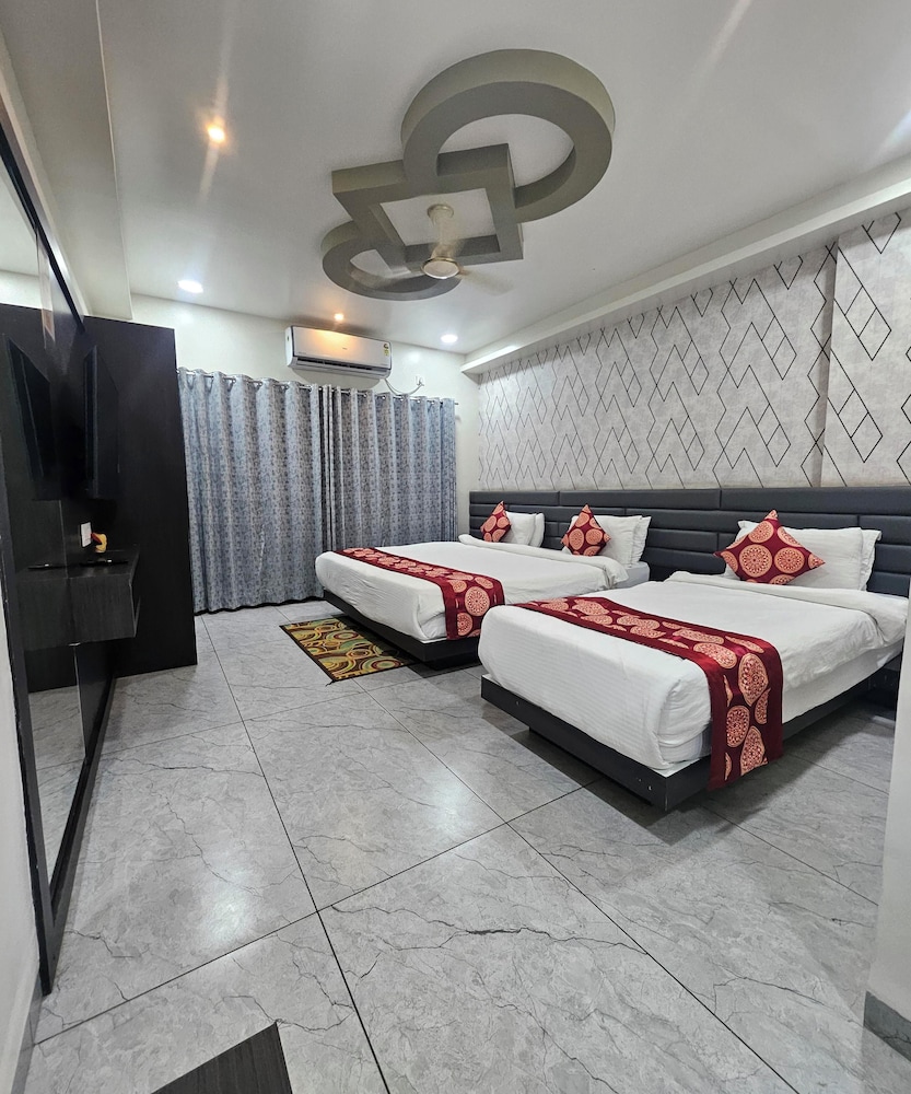Luxury Three Bedroom - Photo 8
