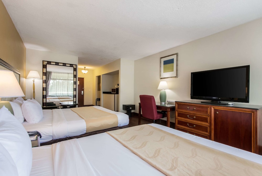 Standard Room, Multiple Beds, Non Smoking photo 3
