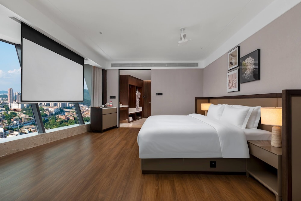 Deluxe Room, 1 King Bed with Sofa bed, Non Smoking photo 2