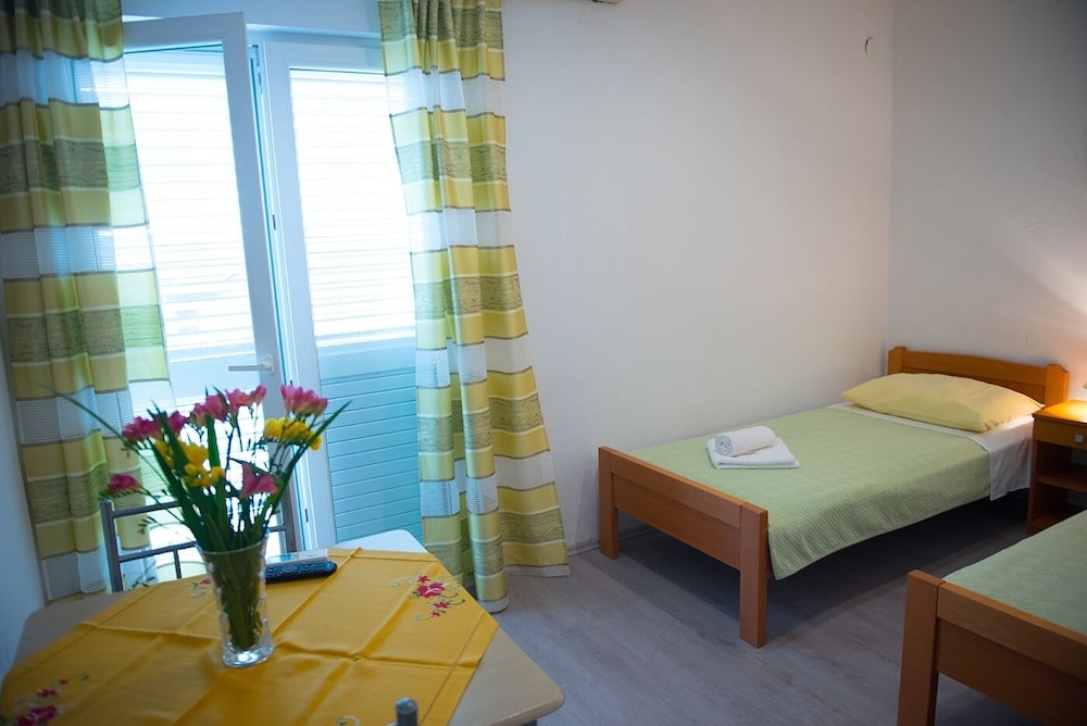 Apartment (Robi - 50m From Beach - R1(2))