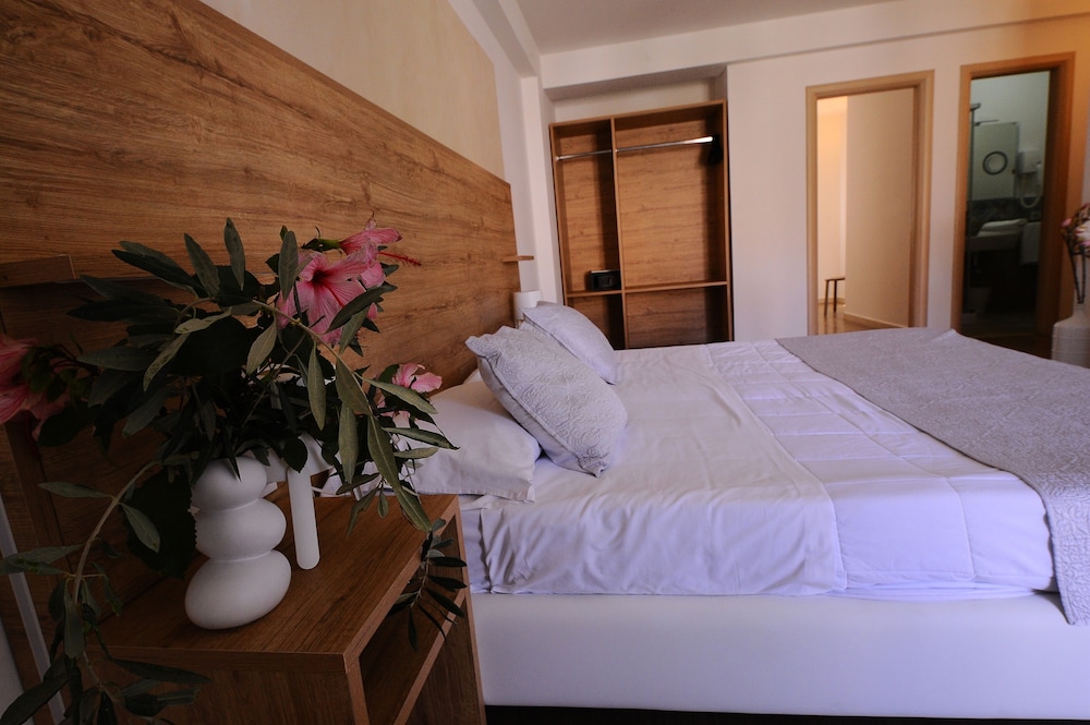 Standard Room, Multiple Beds, Non Smoking, Balcony - Photo 2