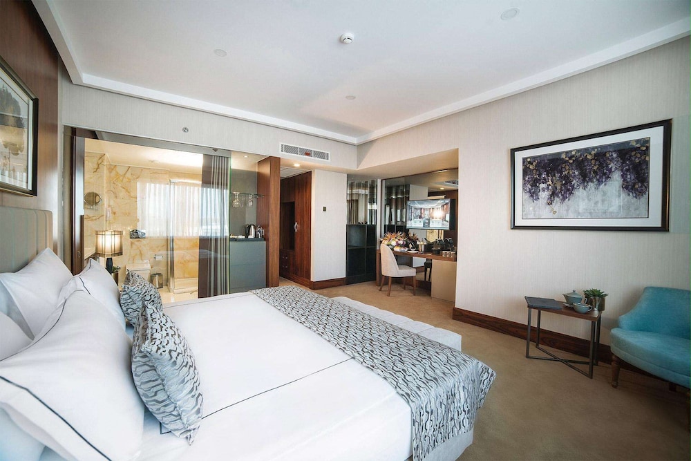Superior Corner Suite photo 1